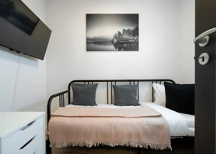 Little Base Near Old Town & Calea Victoriei Апартаменти Бухарест